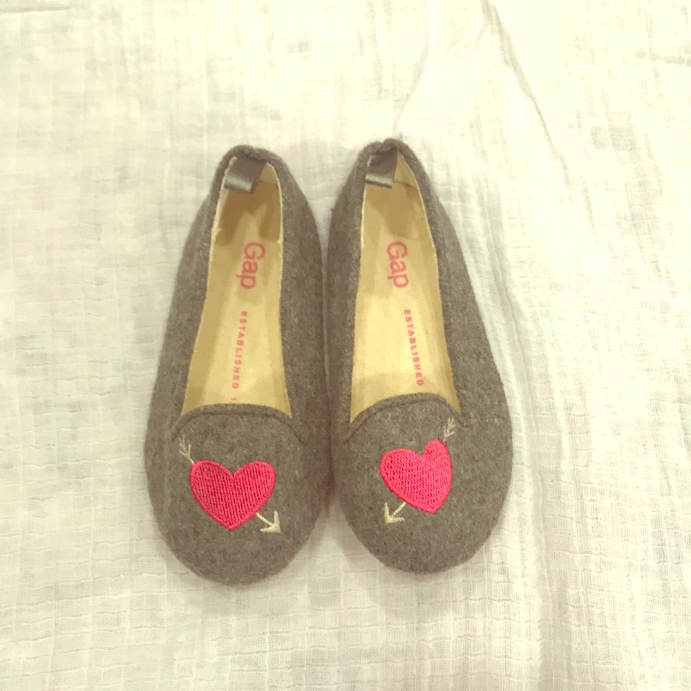 Gap NWOT Grey Wool Heart Shoes